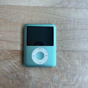 Apple iPod Nano Green 3rd Generation (not working for parts)